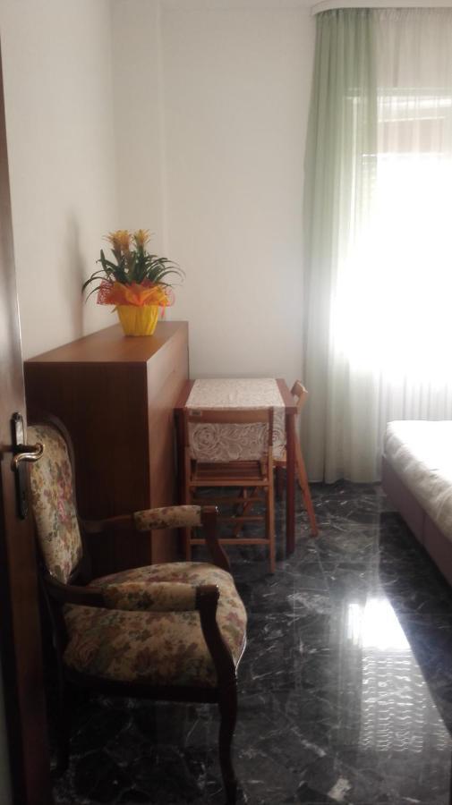Minihouselarissa Diverona Bagian luar foto