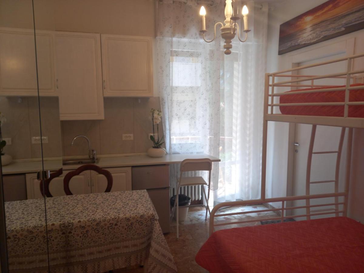 Minihouselarissa Diverona Bagian luar foto