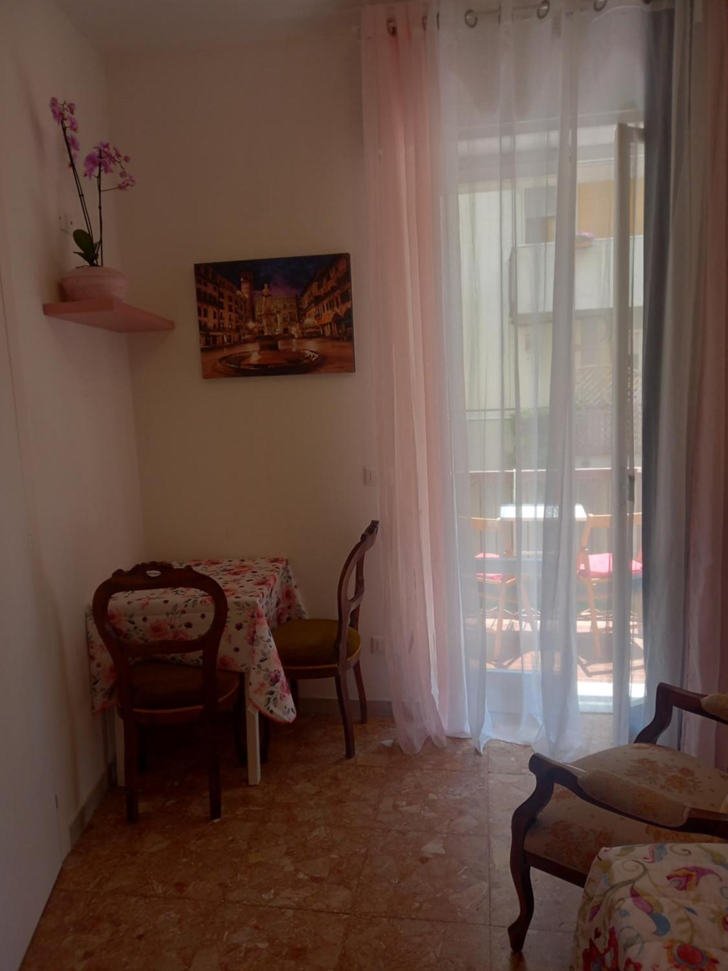 Minihouselarissa Diverona Bagian luar foto