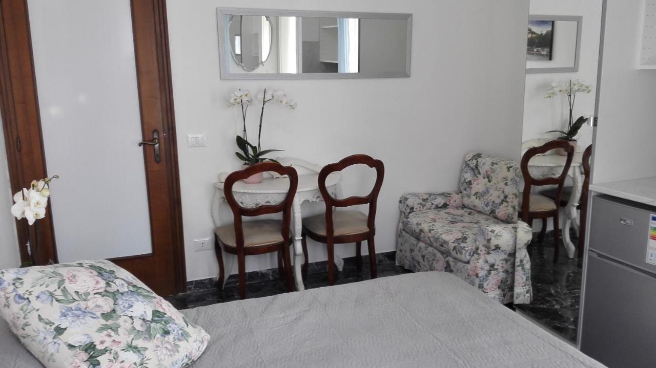 Minihouselarissa Diverona Bagian luar foto
